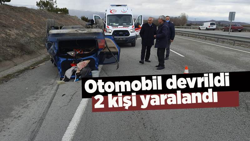 Devrilen otomobildeki 2 kişi yaralandı