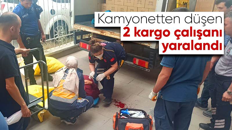 Kamyonetten düşen 2 kargo çalışanı yaralandı