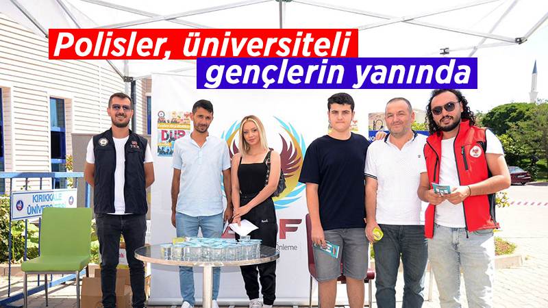 Polisler, üniversiteli gençlerin yanında
