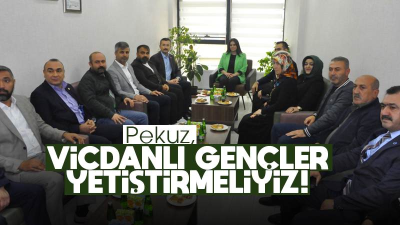 Pekuz: “Hakikati savunacak gençler yetiştirmeliyiz”