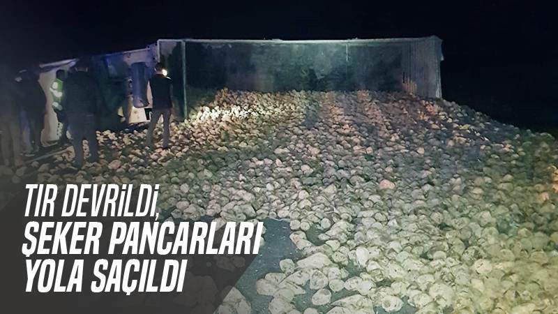 Devrilen tırdan dökülen şeker pancarları ulaşımı aksattı