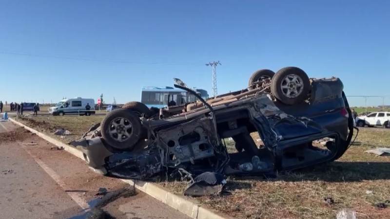 Gaziantep'te öğrenci servisi ile hafif ticari araç çarpıştı 1 ölü, 11 yaralı!