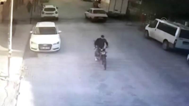 Osmaniye'de motosiklet ile otomobilin çarpıştığı kaza anı güvenlik kamerasında