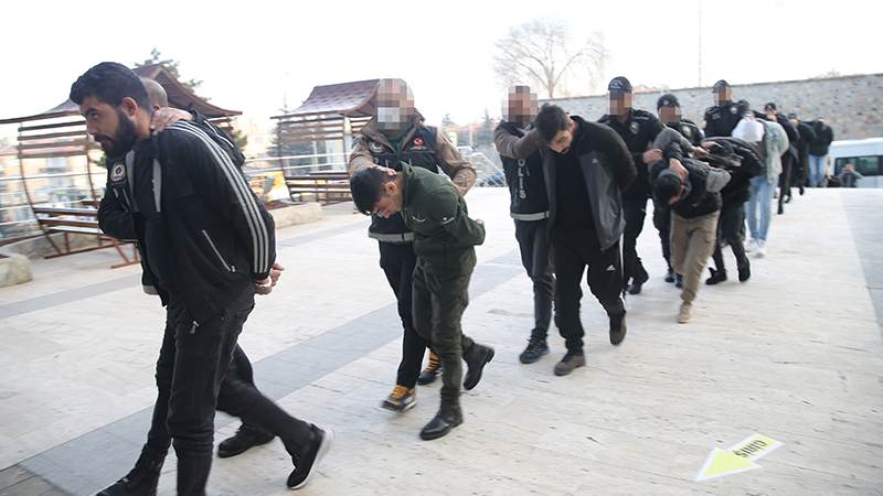 Nevşehir'de uyuşturucu operasyonunda yakalanan 33 şüpheli adliyede