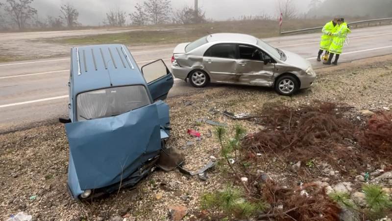 Karabük'te iki otomobilin çarpıştığı kazada 3 kişi yaralandı