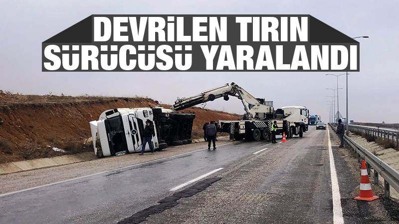 Devrilen tırın sürücüsü yaralandı