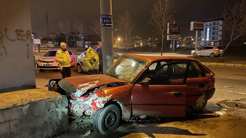 Aksaray'da otomobille motosikletin çarpışması sonucu 2 kişi yaralandı