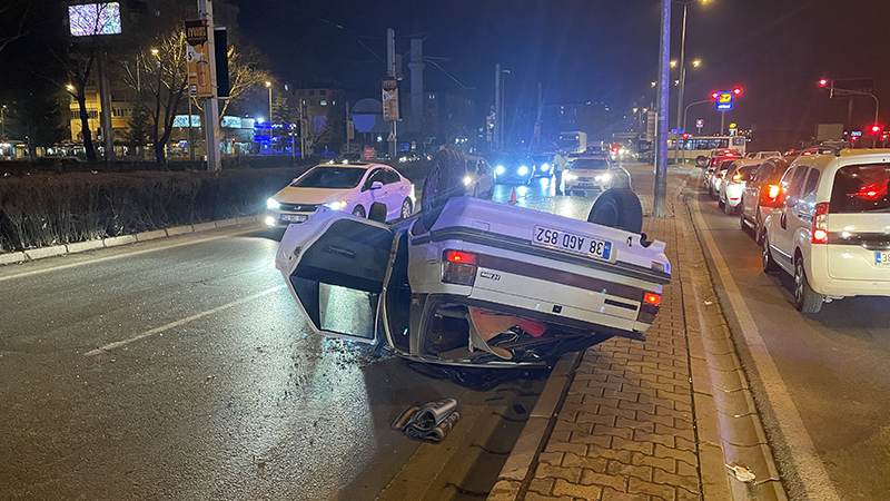 Kayseri'de takla atan otomobildeki 3 kişi yaralandı