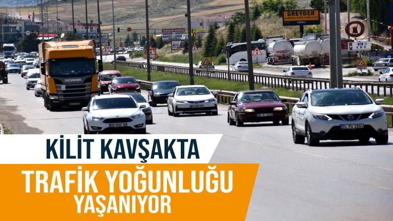 Kilit kavşakta trafik yoğunluğu yaşanıyor 