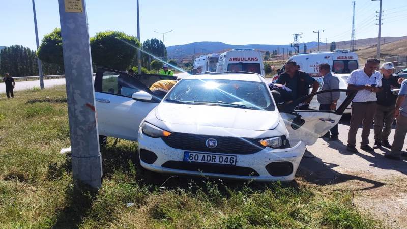 Sivas'ta iki otomobilin çarpışması sonucu 7 kişi yaralandı