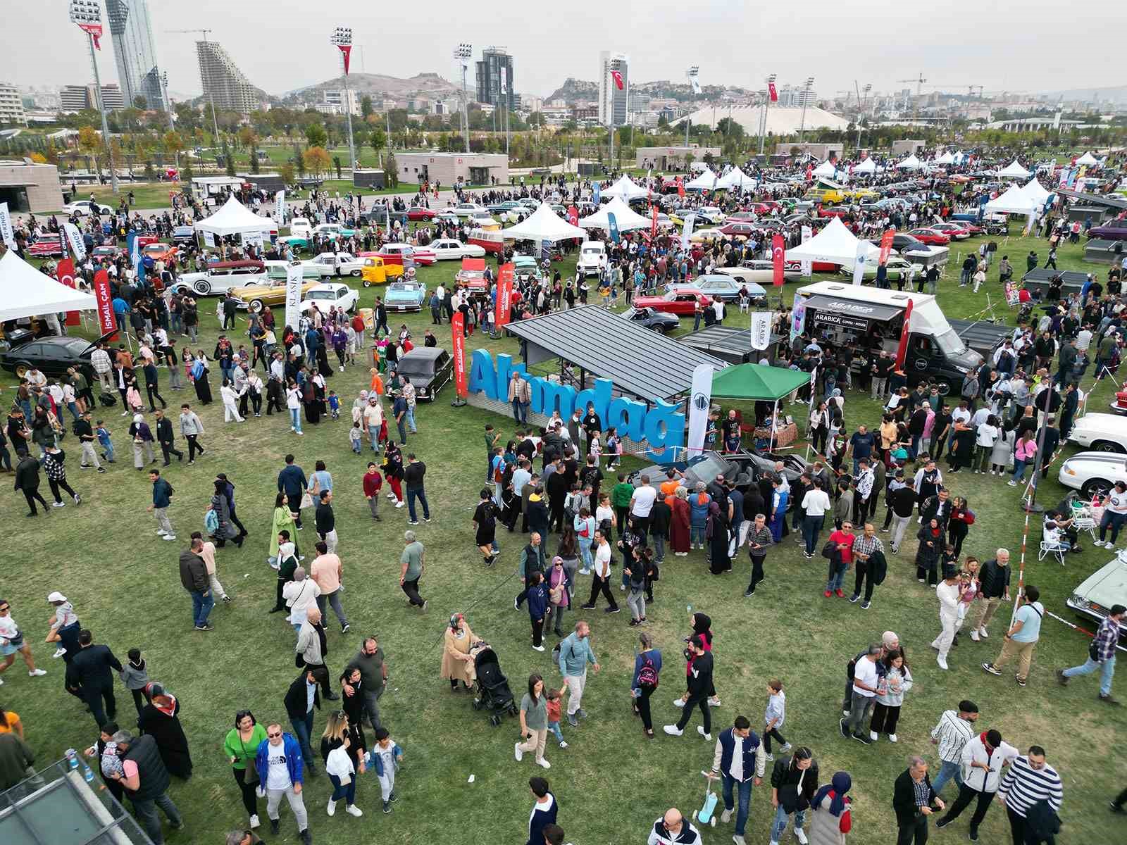 Başkent’te Klasik Otomobil Festivali’ne 300 bin ziyaretçi
