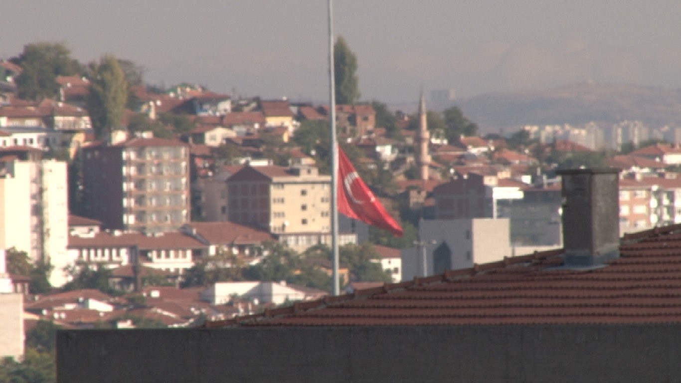 Ankara’da bayraklar yarıya indi