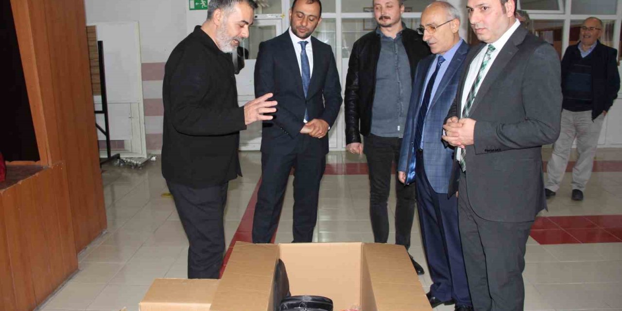 Hayırsever işadamından okullara spor malzemesi