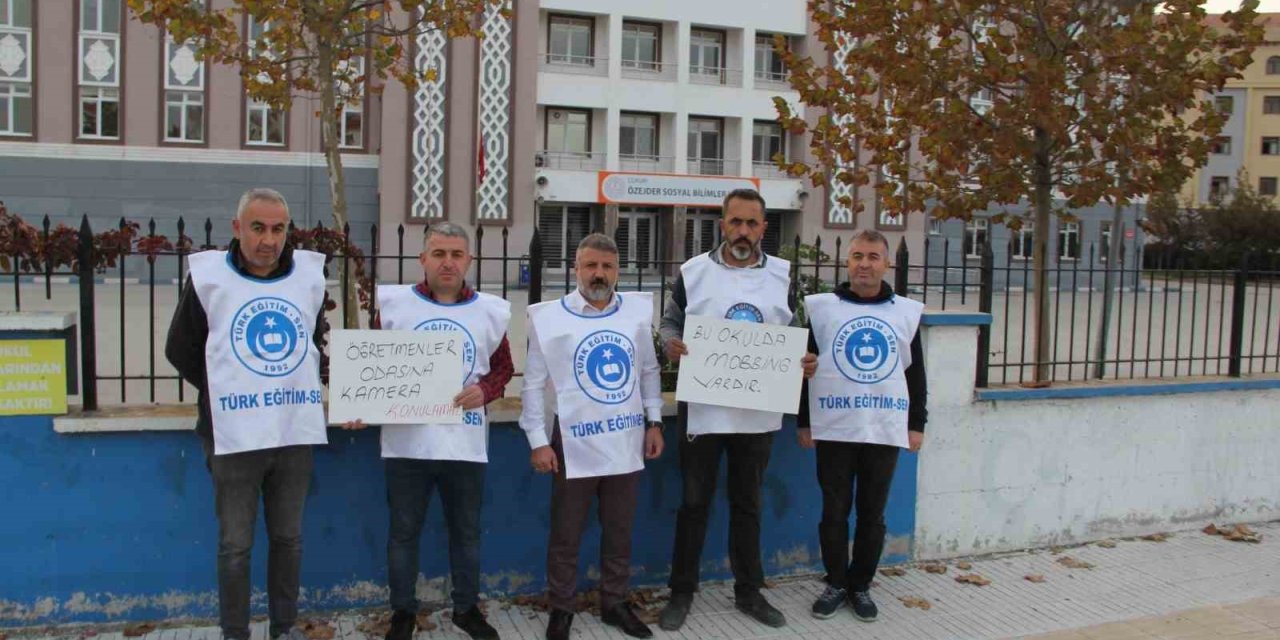 Öğretmenler odasına yerleştirilen kameraya tepki