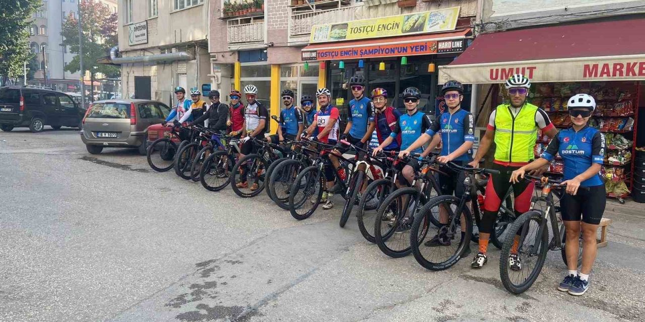 Bisiklet takımı Cumhuriyetin 100’üncü yılını Uludağ’ın zirvesinde kutladı