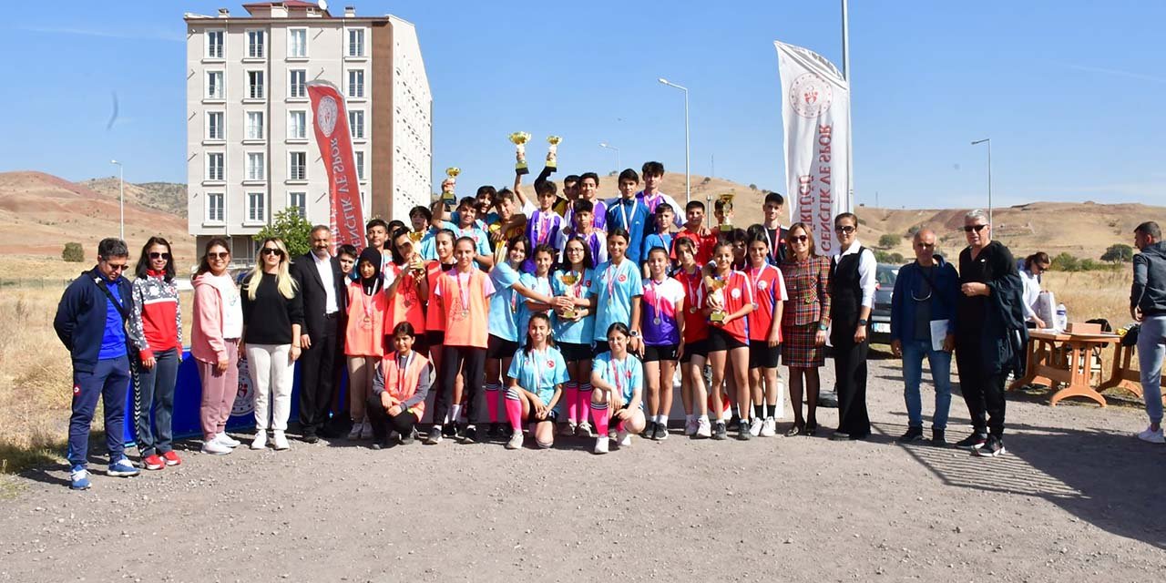 Yıldızlar atletizmde yarıştı