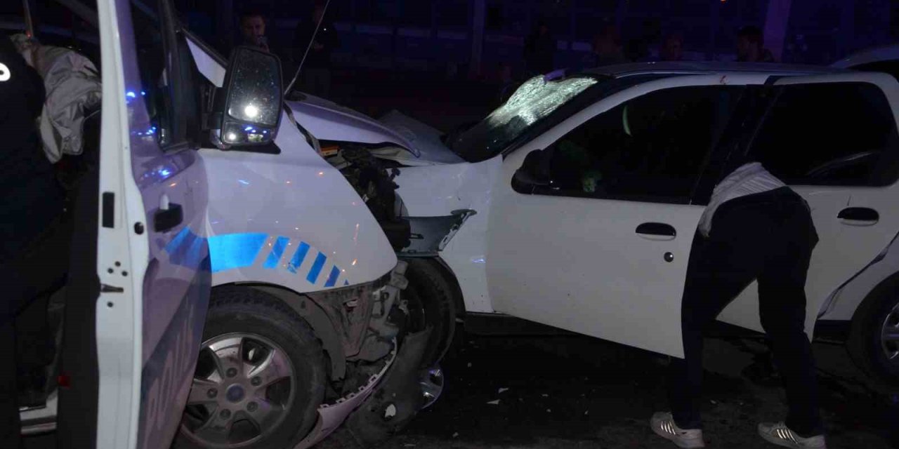 ’Dur’ ihtarına uymayan otomobil polis otosuyla çarpıştı: 2’si polis 8 yaralı