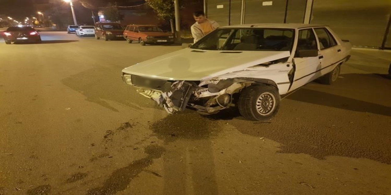 Çarpışan iki otomobil evin duvarına çarparak durdu