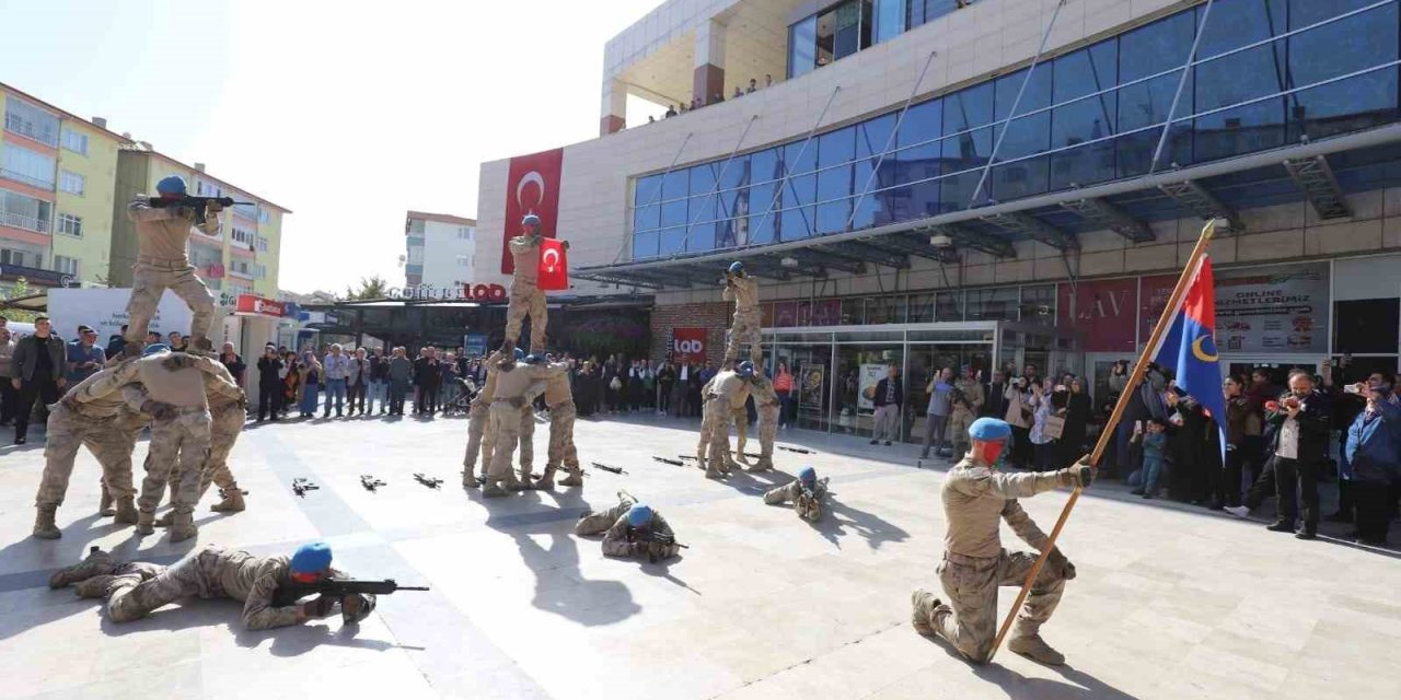 Çankırı'da komandoların gösterisi izleyenleri mest etti