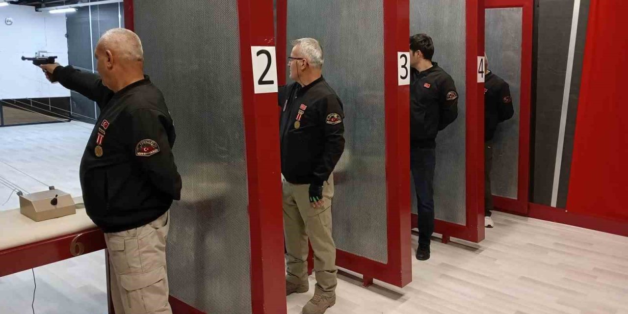 Ankara'da polis gazileri havalı tabanca atış müsabakasında yarışıyor