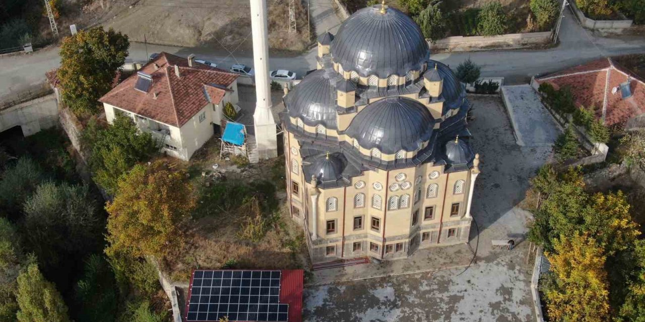 Bu caminin elektrik ihtiyacı güneş panellerinden karşılanıyor