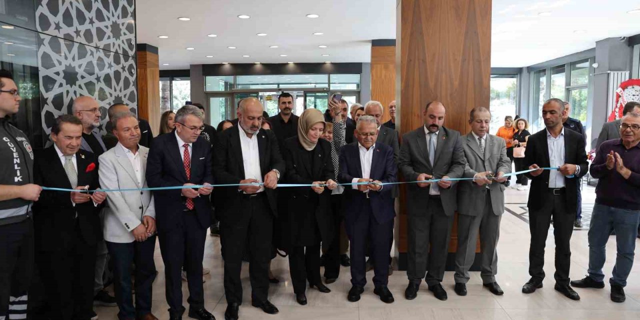 Başkan Büyükkılıç, sanatın ve sanatçının yanında