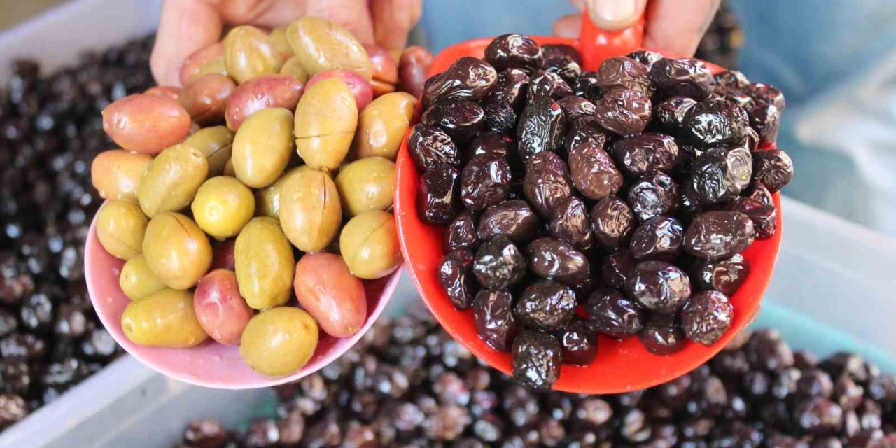 Zeytin tezgâhlarında vatandaşların tercihi siyah, çocukların yeşil zeytin oluyor