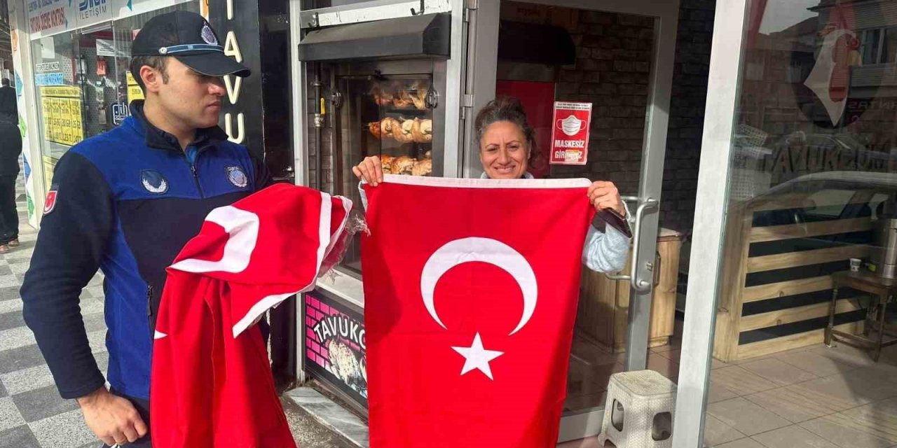 Çorum Sungurlu’da esnaf ve vatandaşlara Türk bayrağı dağıtıldı