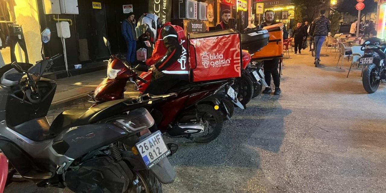 Eskişehir'de rastgele park edilen kurye motosikletleri esnafa rahatsızlık verdi