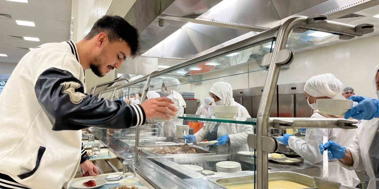 Cumhuriyet’in 100’üncü yılında öğrencilere ücretsiz yemek etkinliği
