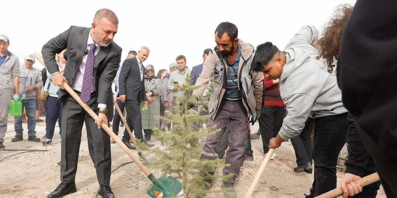 Başkan Ercan öğrencilerle fidan dikti