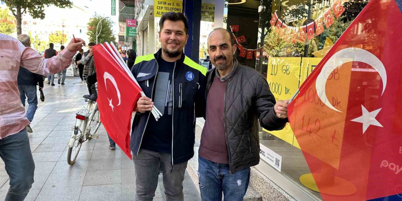 Çorum’da Belediye kenti bayraklarla donatıyor