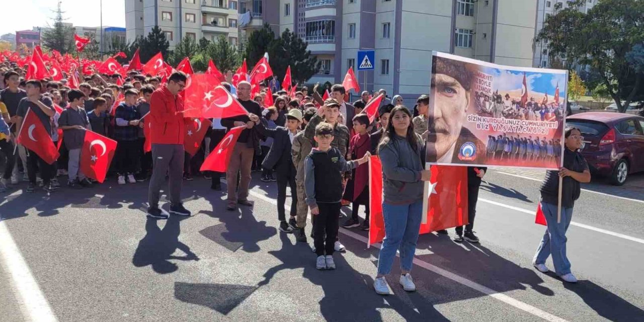 Öğrencilerden "Cumhuriyet" yürüyüşü