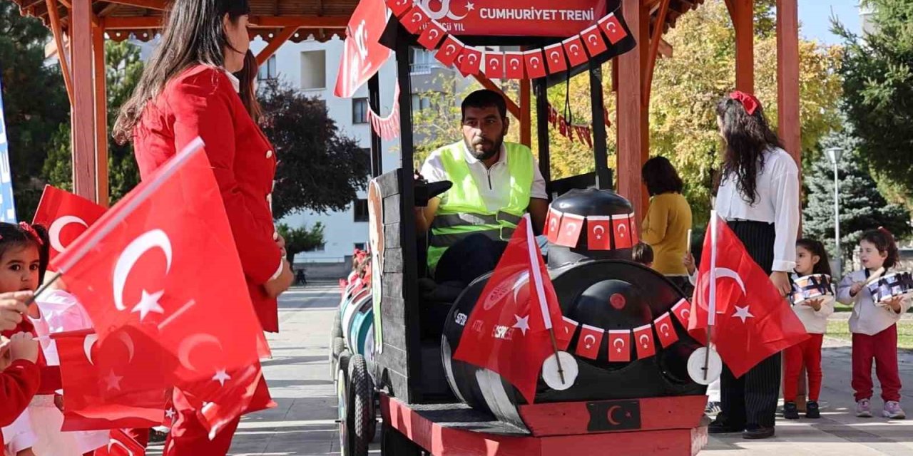 Melikgazi’nin ‘Cumhuriyet Treni’ çocuklar için kalktı