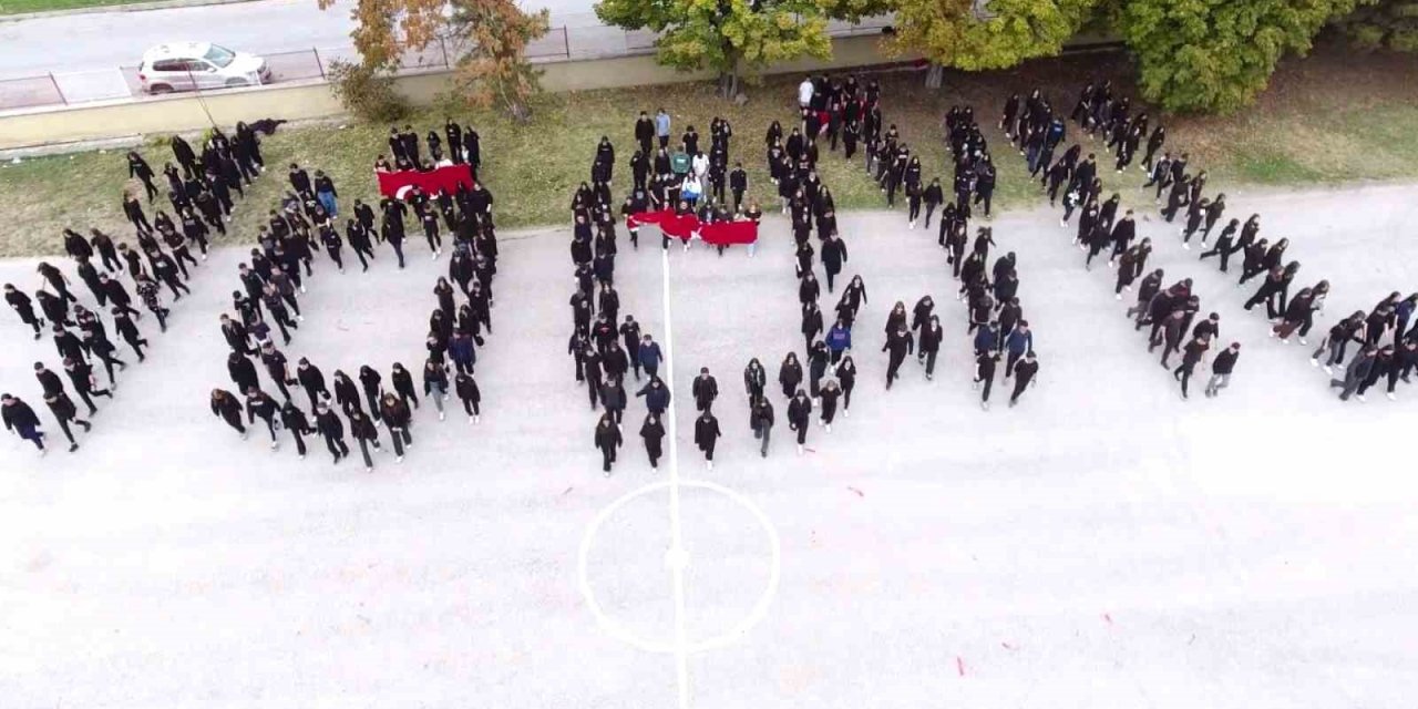 Eskişehir'de 240 lise öğrencisi “100. Yıl” yazıp Türk bayrağı açtı