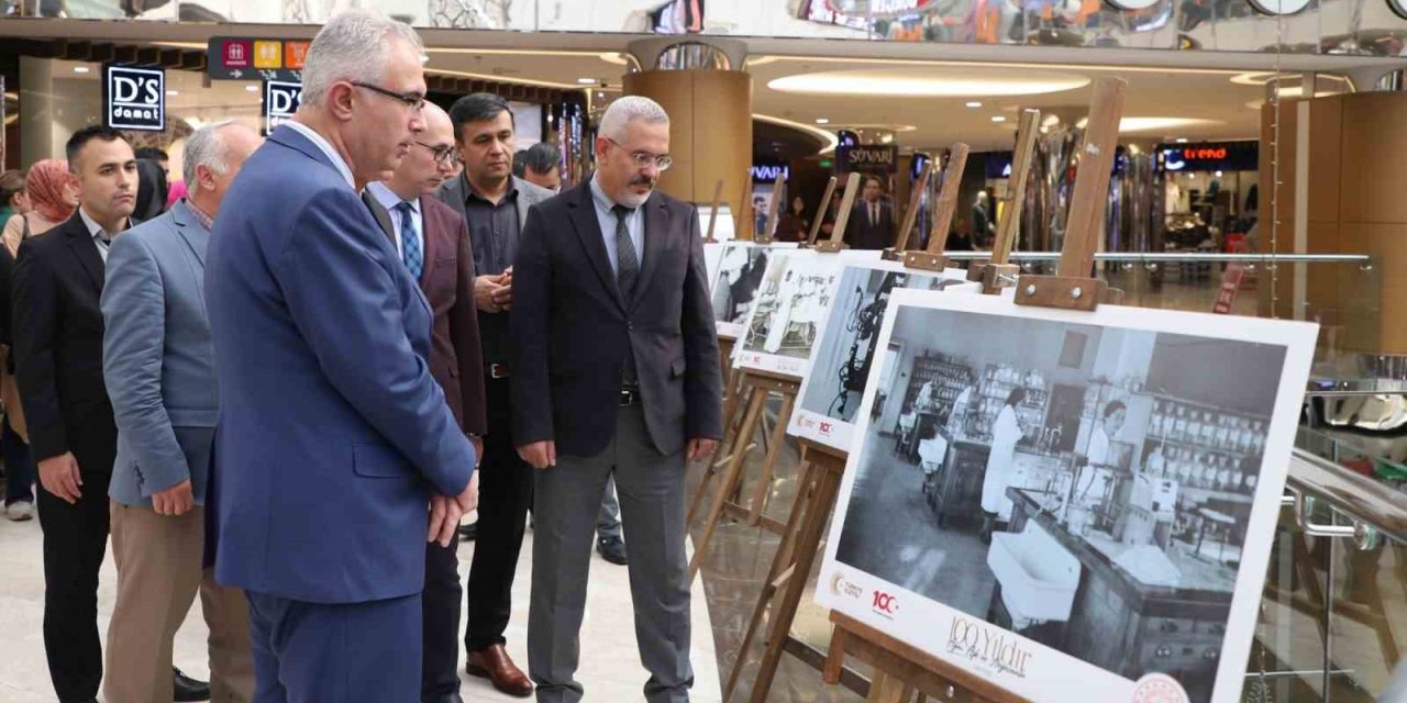 ’100 yıldır Aynı Aşk ve Heyecanla’ Temalı Fotoğraf Sergisi Açıldı