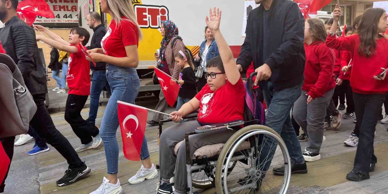 Cumhuriyet kortejine minik öğrenci tekerlekli sandalyesi ile katıldı