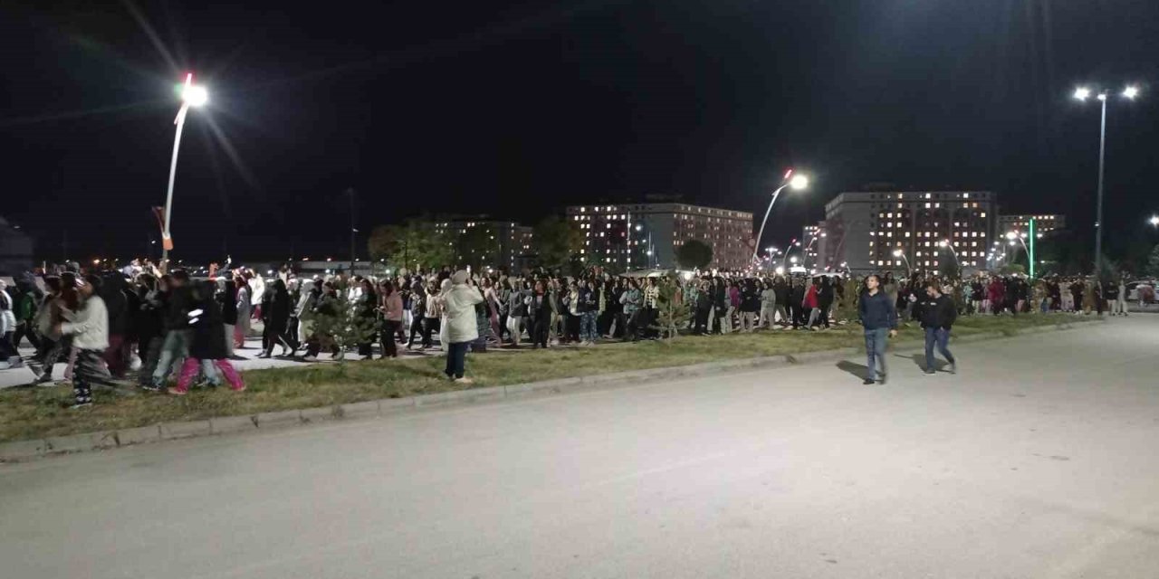 Sivas’ta yurt asansörünün bozulmasına öğrencilerden tepki