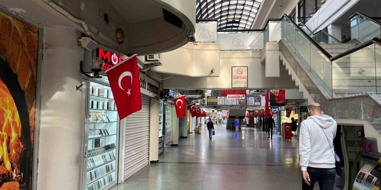 Eskişehir Taşbaşı çarşısı esnafı her yeri al kırmızı bayrakla donattı