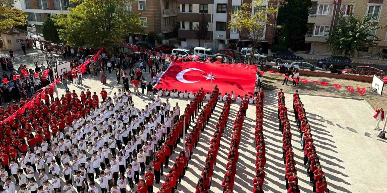 Eskişehir'de 600 öğrenciden ‘Cumhuriyet yürüyüşü’ ve senkronize gösteri