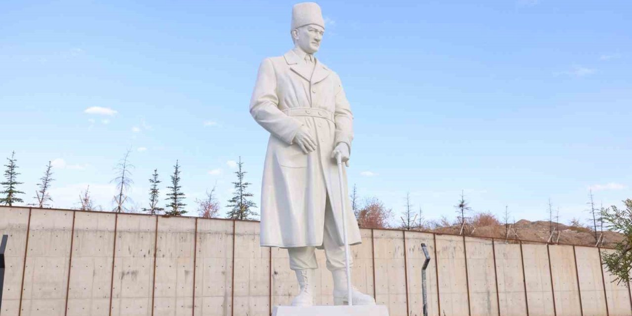Gölbaşı Güney Giriş Parkı’na Atatürk heykeli yerleştirildi