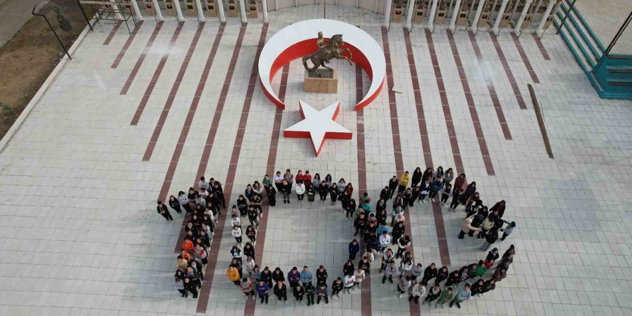 Kırşehir Çiçekdağı ilçesinde Neşet Ertaşlı 100. yıl koreografisi