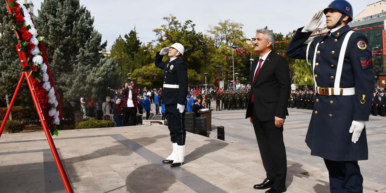 Atatürk Anıtına Cumhuriyet çelenkleri sunuldu
