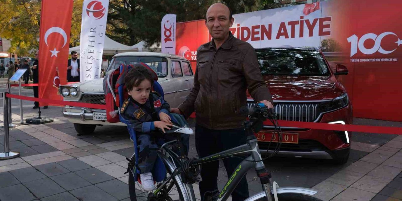 Eskişehir’de 29 Ekim kutlamalarında ‘Devrim ile Togg yan yana’