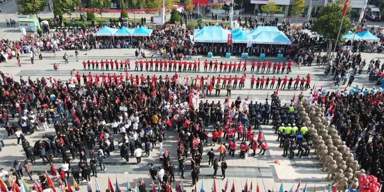 100. yıla özel 100 kişi ile Çorum halayı