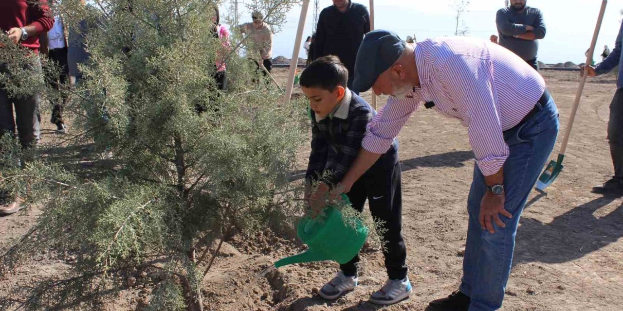 Başkan Çolakbayrakdar, 100. yılında 100 genç ile 100 ağaç dikti