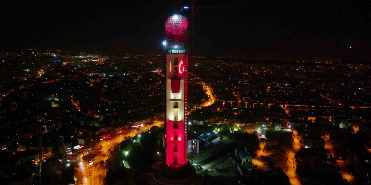 Cumhuriyet Kulesi 100. yıla özel ışıklandırıldı