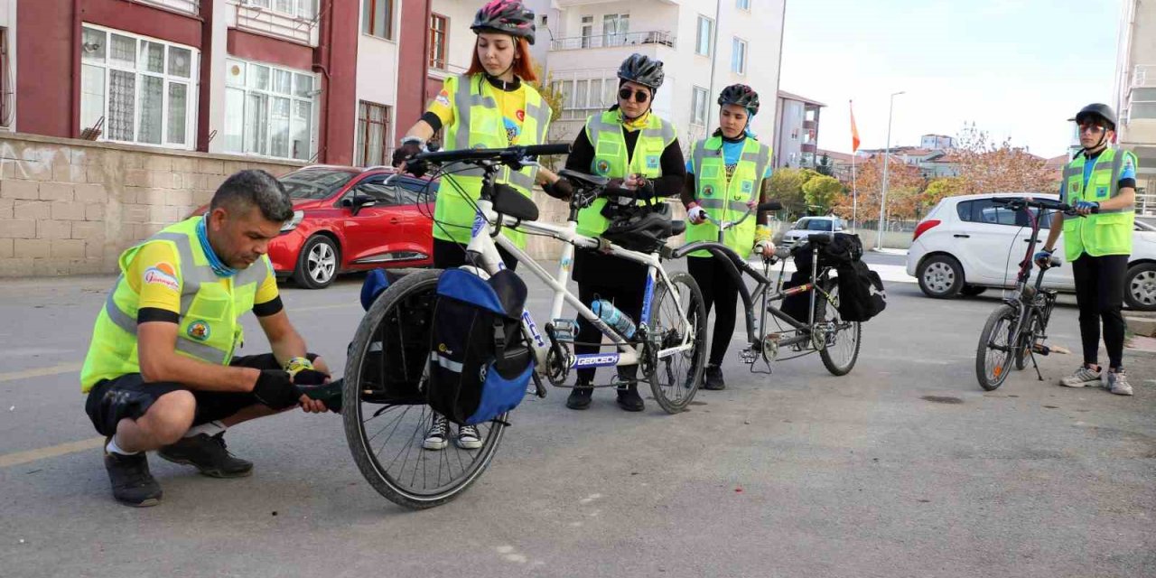 Aile boyu bisiklet ile ayda 400 kilometre pedal çeviriyorlar