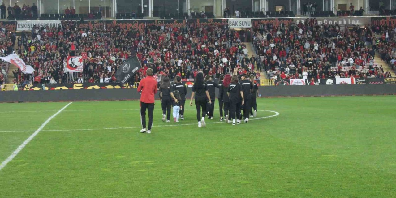 Şampiyon Eskişehirspor Kadın Futbol Takımı stadyumda kupayla taraftarı selamladı