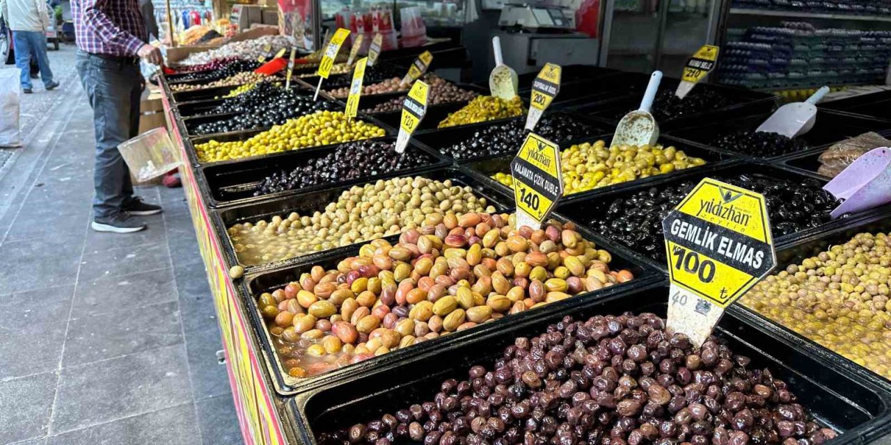 Eskişehir'de rengârenk zeytinler tezgâhları süslüyor